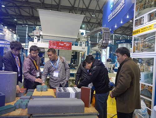 上海寶馬展我們業務經理講解我們的設備